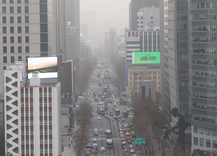 중부지방 미세먼지 농도가 ‘매우 나쁨’ 수준을 보이는 29일 오전 서울 종로 시내가 뿌옇게 보인다. 연합뉴스