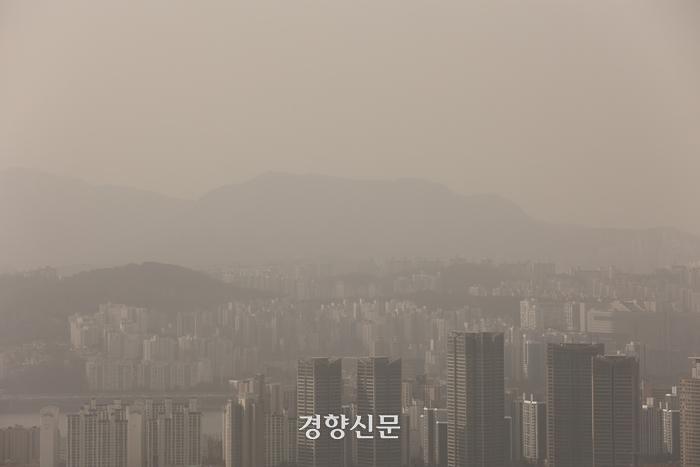 올해 첫 황사가 유입된 지난 17일 서울 시내가 뿌옇다. 조태형 기자