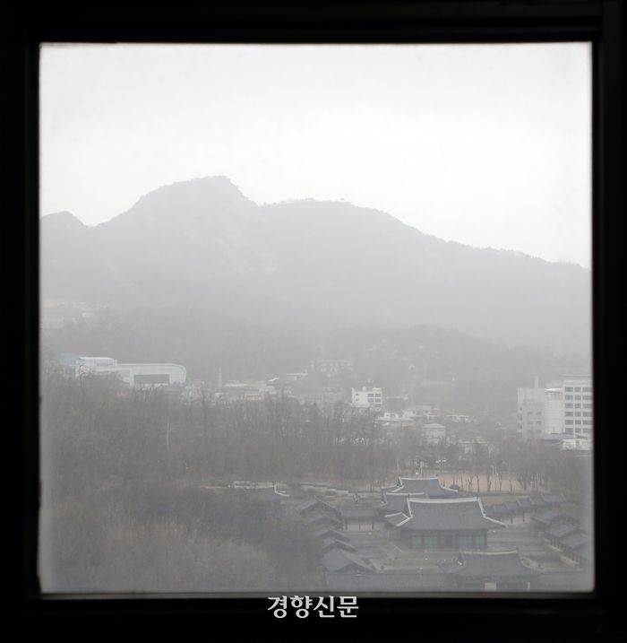 서울을 비롯한 수도권에 황사위기경보가 발령된 29일 서울 중구의 한 건물 창가에서 바라본 인왕산 일대가 뿌옇다. 2024.03.29 /서성일 선임기자