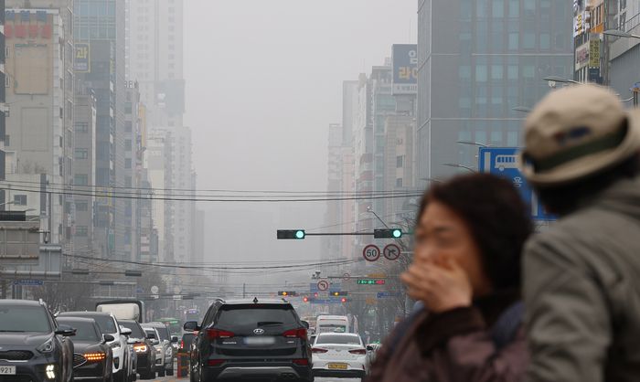 전국에 황사가 덮친 지난 29일 오후 인천 도심이 뿌옇게 보이고 있다. 연합뉴스