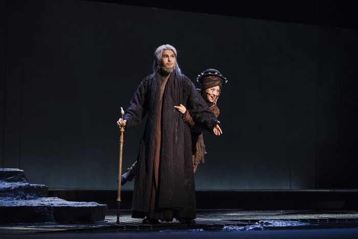 창극 ‘리어’에서 리어(김준수)와 광대(민은경). 국립극장 제공