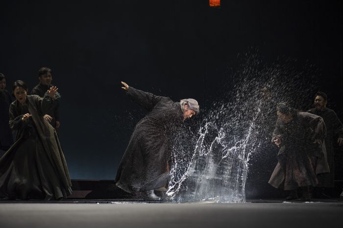 창극 ‘리어’는 무대 가운데 흐르는 물을 효과적으로 사용한다. 국립극장 제공