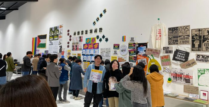 3월 23일 서울광진구 파이팩토리에서 열린 체제전환운동 정치대회장 한 벽에 만들어진 사회운동 게시판. 참가 단체들이 자신들의 활동을 알리는 전단지와 벽보 등을 전시해놓고 있다. /정용인 기자