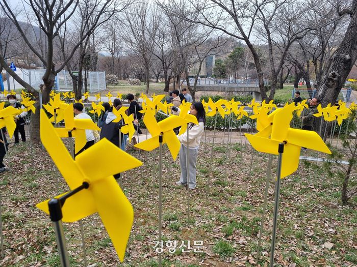 학생과 시민들이 지난달 30일 인천 세월호 일반인 희생자 추모관 앞 언덕에 416개의 바람개비를 설치하고 있다. 전지현 기자