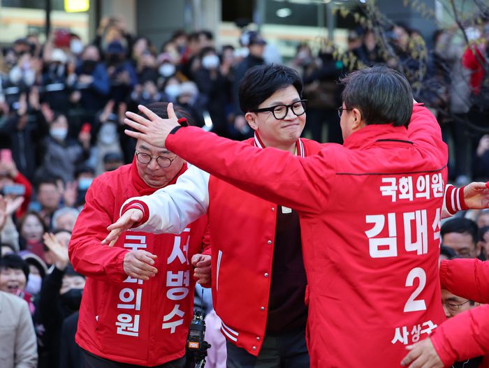 한동훈 국민의힘 비상대책위원장이 26일 오후 부산 사하구 신평역 앞을 찾아 김대식 사상구 후보와 포옹하고 있다. 연합뉴스