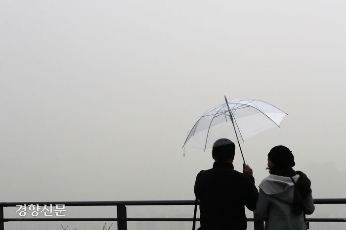 내몽골 고원에서 유입된 황사로 전국 대부분 지역이 미세먼지 농도 ‘나쁨’ 수준을 보인 지난달 29일 시민들이 서울 용산구 남산타워에서 황사비를 피해 우산을 쓰고 있다. 한수빈 기자