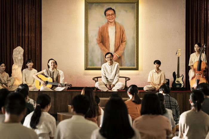 영화 ‘돼지와 뱀과 비둘기’의 한 장면. 평화로운 신흥 종교 집단의 모습이다.