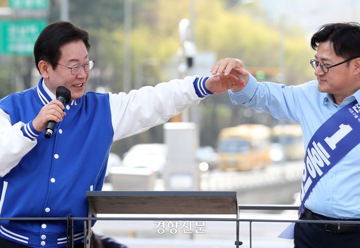 이재명 더불어민주당 대표(왼쪽)가 7일 서울 서초구 양재역에서 열린 서초을 유세에서 홍익표 후보의 손을 잡고 있다. 박민규 선임기자