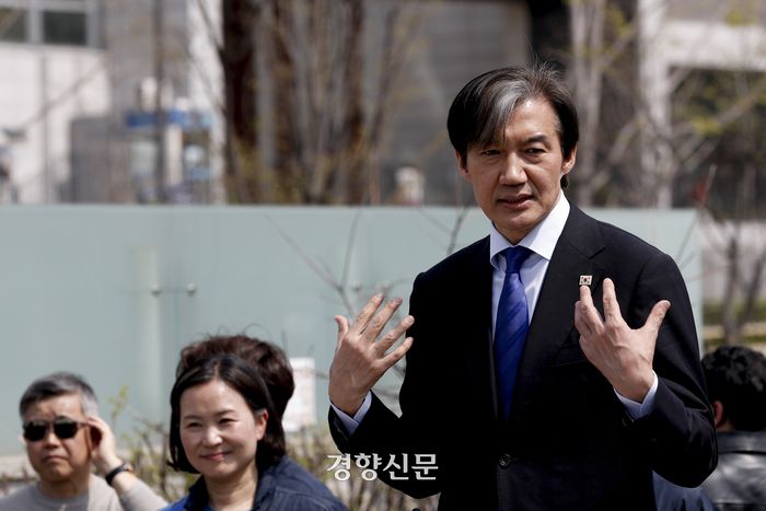 조국 조국혁신당 대표가 4월 4일 서울 용산구 효창공원역 인근에서 열린 ‘검찰독재 조기종식, 서울시민과 함께’ 행사에서 발언하고 있다. 문재원 기자