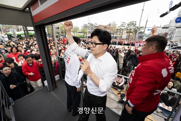 한동훈 국민의힘 비상대책위원장이 4월 4일 서울 동대문구 전농동사거리에서 김영우 후보 지지 연설을 하고 있다. 성동훈 기자