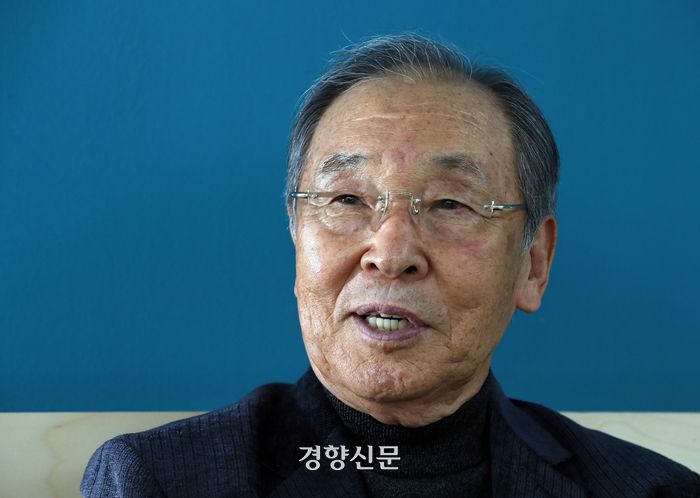 제21대 총선 선거방송심의위원회 위원장을 지낸 강대인 미디어미래연구소 고문이 지난 8일 서울 중구 경향신문사에서 현 선방위의 ‘월권·과잉심의’ 논란과 관련해 인터뷰를 하고 있다. 서성일 선임기자