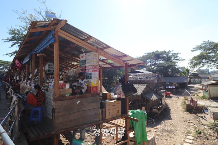 모에이강의 철조망 너머로 지난 1월21일 태국 매솟에서 미얀마 미야와디를 바라본 모습. 매솟｜김서영 순회특파원