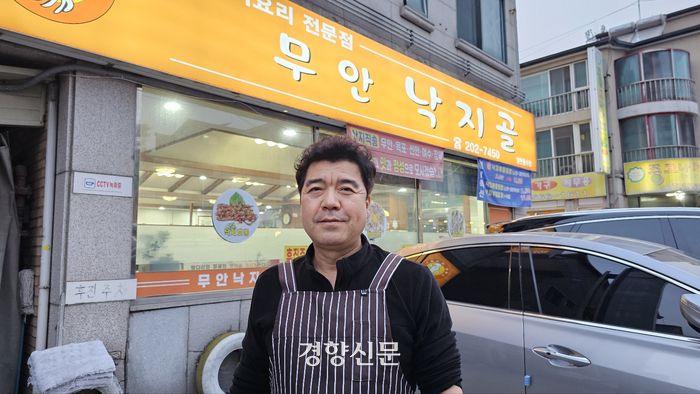 이상진씨(54)가 8일 자신이 운영하는 경기 수원시 영통구의 낙지전문점 앞에 서 있다. 김태희기자