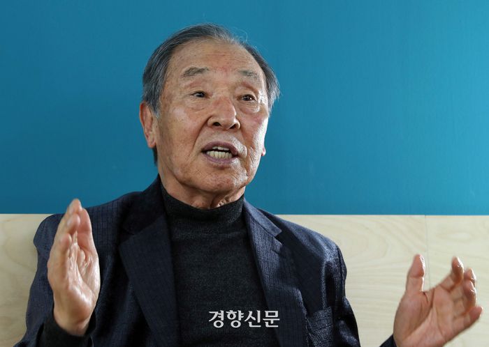 제21대 총선 선거방송심의위원회 위원장을 지낸 강대인 미디어미래연구소 고문이 지난 8일 서울 중구 경향신문사에서 현 선방위의 ‘월권·과잉심의’ 논란과 관련해 인터뷰를 하고 있다. 서성일 선임기자