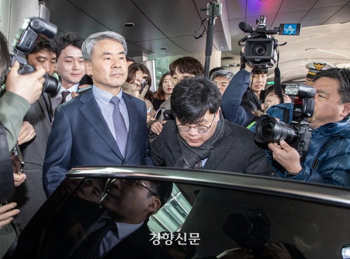 지난달 21일 오전 귀국한 이종섭 당시 주호주대사가 인천국제공항 1터미널을 빠져나와 차량에 탑승하고 있다. 조태형 기자