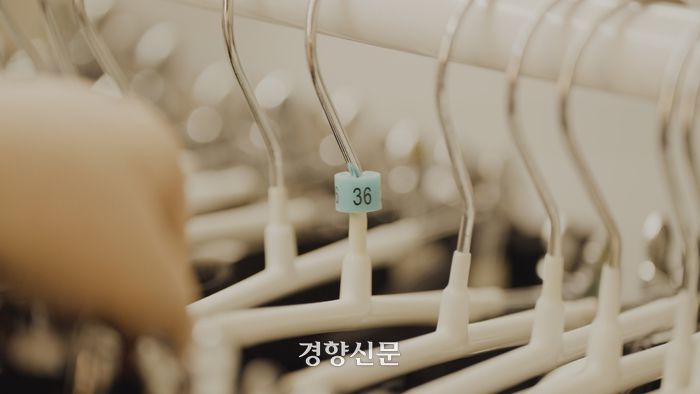 의류브랜드 ‘66100’ 매장에서는 기성복의 표준 치수보다 큰 다양한 스타일의 플러스 사이즈 의류를 판매하고 있다. 백준서·양다영 PD