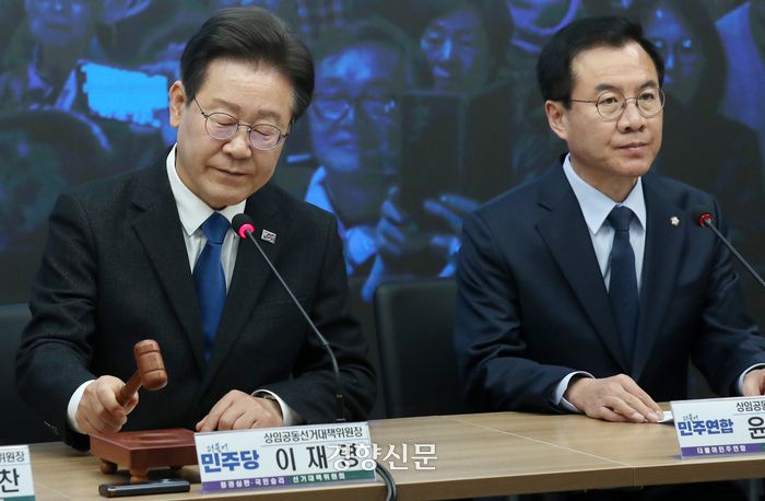 이재명 더불어민주당 대표가 총선 다음날인 4월 11일 중앙선대위회의 겸 해단식에서 의사봉을 치고 있다. 박민규 선임기자