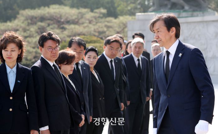 조국 조국혁신당 대표가 지난 12일 서울 동작동 국립서울현충원에서 제22대 국회 당선인들과 참배를 마친 후 퇴장하고 있다.  박민규 선임기자