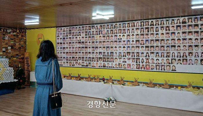 14일 전남 진도군 팽목항의 ‘팽목 기억관’을 찾은 시민이 세월호 참사 희생자들의 영정을 보며 추모하고 있다. 강현석 기자