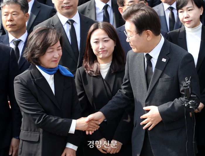 이재명 더불어민주당 대표가 지난 12일 서울 동작동 국립서울현충원에서열린  참배기자회견을 마치고 추미애 당선인과 악수하고 있다. 박민규 선임기자