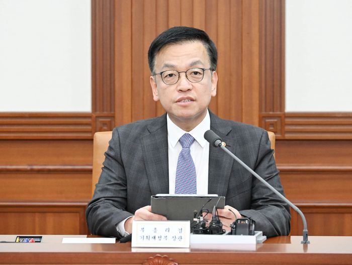 최상목 부총리 겸 기획재정부 장관이 4월 15일 서울 종로구 정부서울청사에서 열린 비상경제장관회의를 주재, 모두발언을 하고 있다. 기획재정부 제공