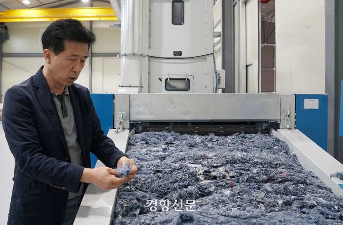 박준영 세진플러스 대표가 16일 오후 충북 진천군 공장에서 몇 개월 전 가구 제작에 사용하고 남은 현수막 조각을 만지작거리고 있다. 진천|강은 기자