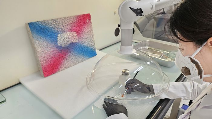 남아 있는 낙서의 미세한 흔적까지 지우는 경복궁 담장 2차 보존처리 작업을 위한 예비 실험 모습. 문화재청 제공