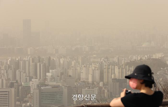 황사의 영향으로 미세먼지 농도가 ‘매우 나쁨’ 수준을 보인 13일 서울 서대문구 안산에서 바라본 도심이 뿌옇다. 조태형 기자
