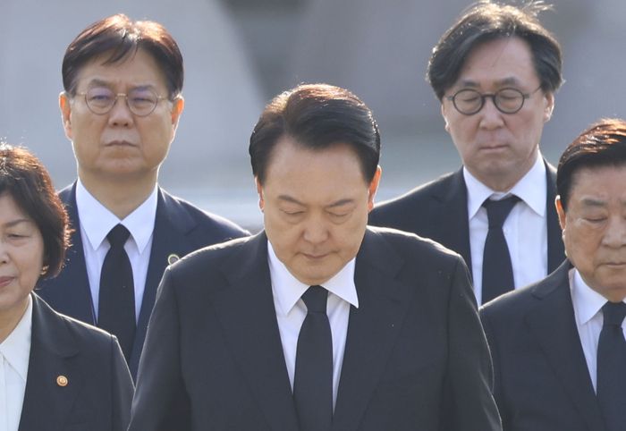 윤석열 대통령이 제64주년 4.19혁명 기념일을 맞아 서울 강북구 국립 4.19 민주묘지를 찾아 참배하기 위해 입장하고 있다. 뒤편 왼쪽이 이관섭 비서실장, 오른쪽이 장호진 국가안보실장. 대통령실사진기자단