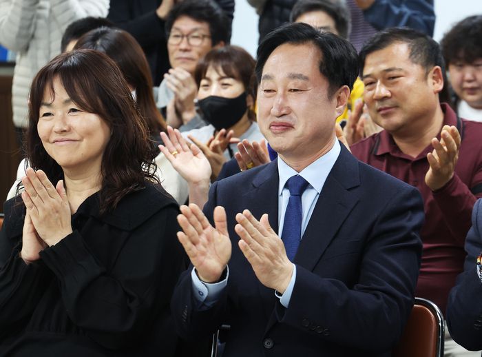 제22대 국회의원선거 수원정에 출마한 더불어민주당 김준혁 후보가 지난 10일 오후 경기도 수원시 영통구 선거사무소에서 개표방송을 보고 있다. 연합뉴스