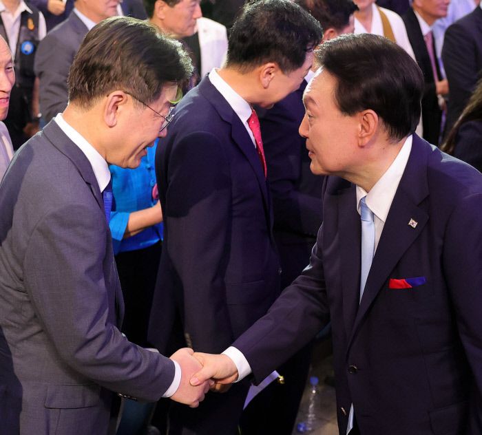 윤석열 대통령과 이재명 더불어민주당 대표가 지난해 8월15일 제78주년 광복절 경축식에서 악수를 하고 있다. 윤 대통령이 지난 19일 이 대표에게 만남을 제안하고 이 대표가 응하면서 2018년 4월 문재인 대통령과 홍준표 자유한국당 대표의 회담 이후 6년 만에 대통령과 제1야당 대표 간 회담(영수회담)이 열리게 됐다. 경향신문 자료사진