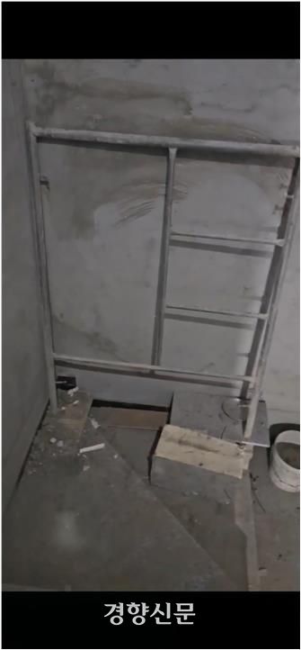 문혜연씨(33)가 아버지의 사고 하루 뒤 공사현장에서 촬영한 이동식 비계(임시발판) 일부분. 높이가 맞지 않아 벽돌로 수평을 맞췄다. 문씨 제공