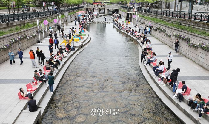종로구 청계천에 마련된 ‘책 읽는 맑은 냇가’를 찾은 시민들이 책을 읽으며 쉬고 있다.