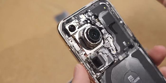 화웨이 신작 스마트폰 ‘퓨라70’ 분해하는 모습. 영상플랫폼 ‘하오칸스핀’ 캡처
