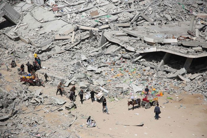 지난 1일(현지시간) 팔레스타인 가자지구 북부 알시파 병원이 이스라엘군의 공습으로 형체를 알아볼 수 없을 정도로 무너져 있다. AFP연합뉴스