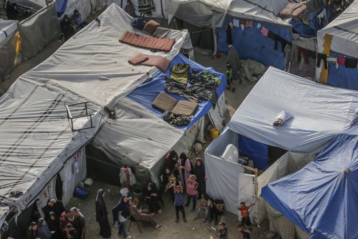 삶의 터전을 잃은 아이들…웃어서 더 아프다 23일(현지시간) 팔레스타인 가자지구 데이르 알발라의 피란민 텐트촌에 이스라엘 공습을 피해 가자지구 북부 지역과 남부 라파에서 탈출한 주민들이 모여 있다. EPA연합뉴스