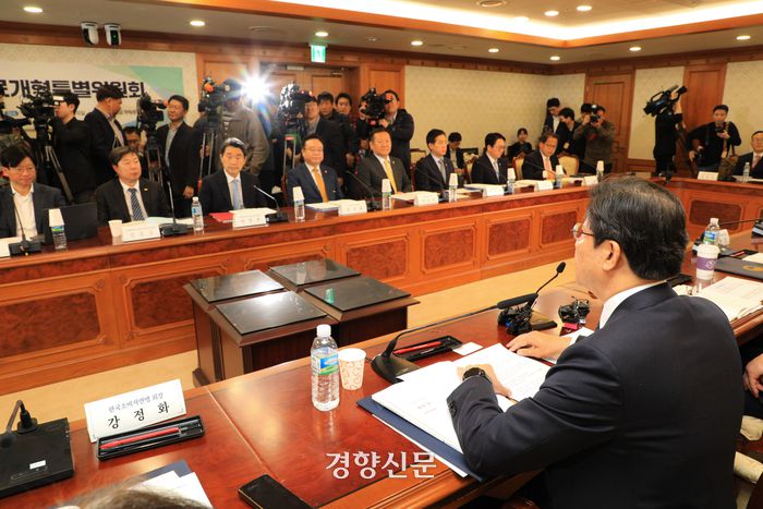 노연홍 위원장이 25일 정부서울청사에서 열린 제1차 의료개혁특별위원회에서 모두발언을 하고 있다. 이준헌 기자