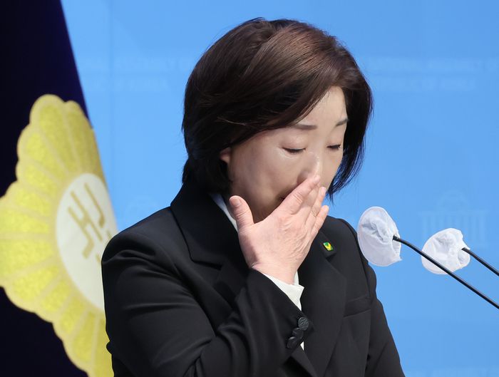 심상정 녹색정의당 의원이 지난 11일 국회 소통관에서 22대 총선 결과 관련 입장발표 기자회견을 하던 중 울먹이고 있다. 심 의원은  이날 “진보정치 소임을 내려 놓는다”며 정계 은퇴 의사를 밝혔다. 연합뉴스
