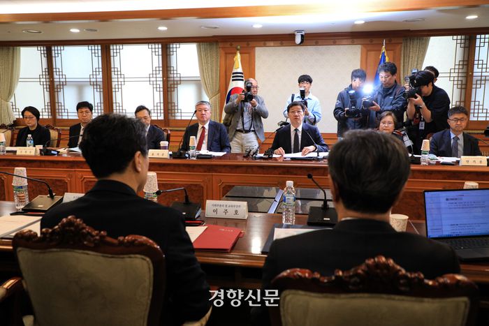 노연홍 위원장이 25일 정부서울청사에서 열린 제1차 의료개혁특별위원회에서 모두발언을 하고 있다. 이준헌 기자