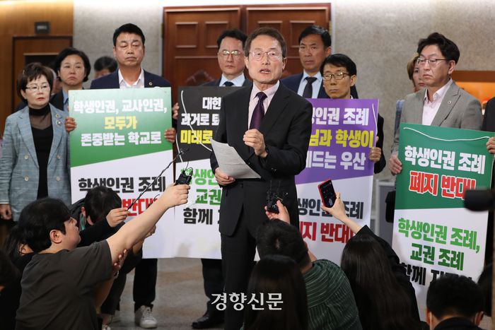 조희연 교육감이 26일 중구 서울시의회에서 열린 제323회 서울특별시의회 임시회 3차 본회의를 마친 후 학생인권조례안 폐지에 대해 취재진에게 입장을 밝히고 있다. | 한수빈 기자