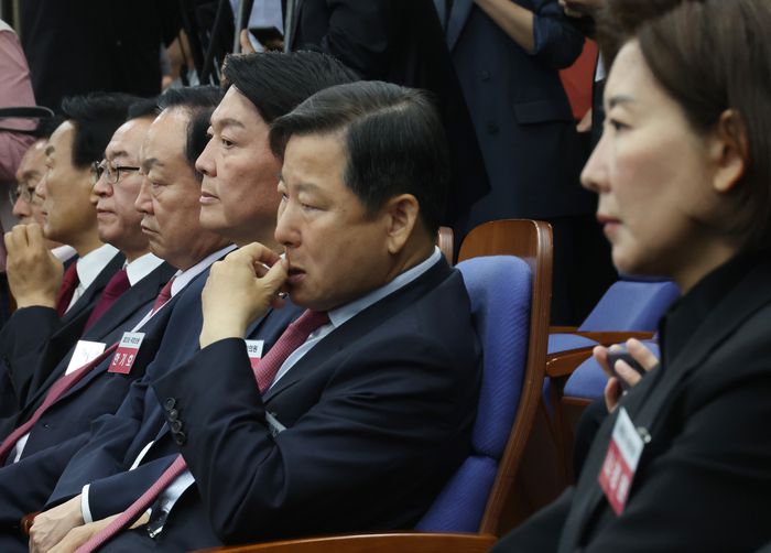 국민의힘 안철수, 이철규, 나경원 등 제22대 국회의원 당선자가 16일 국회에서 열린 당선자 총회에서 윤재옥 원내대표 겸 당 대표 권한대행의 인사말을 듣고 있다. 2024.4.16 연합뉴스