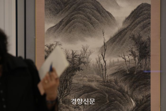 보수 공사를 마치고 재개관을 앞둔 서울 성북구 간송미술관에서 29일 열린 기자 간담회 참석자가 노수현의 ‘추협고촌’을 살펴보고 있다. 정효진 기자