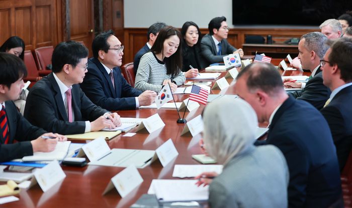 정인교 산업통상자원부 통상교섭본부장(왼쪽에서 세번째)이 지난 3월13일(현지시간) 미국 워싱턴 D.C 상무부에서 돈 그레이브스 미국 상무부 부장관과 면담하고 있다. 산업통상자원부 제공