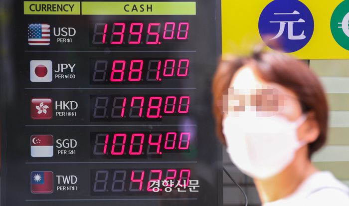 엔·달러 환율이 장중 달러당 160엔까지 떨어진 29일 서울 중구 명동의 환전소에 달러, 엔 등 통화 환율이 표시돼 있다.달러당 160엔대는 1990년 4월 이후 34년 만이다. 2024.4.29 성동훈 기자