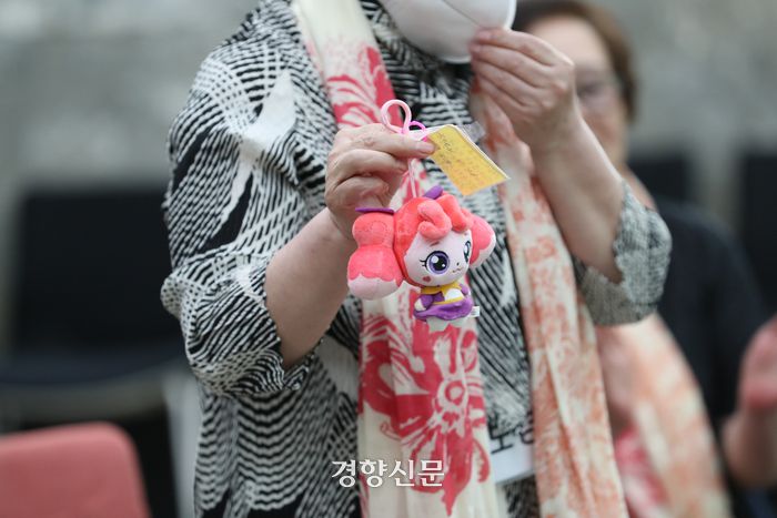 5·18 성폭력 피해자 간담회가 열린 28일 전남대학교 김남주홀에서 참가자가 가져온 물품을 소개하고 있다. 정효진 기자