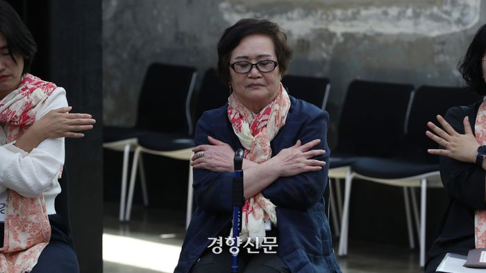 5·18 민주화운동 당시 계엄군 등에 의해 성폭력 피해를 입은 피해자 이남순씨가 지난달 28일 광주광역시 전남대학교 김남주홀에서 ‘5·18 민주화운동진상규명조사위원회’ 주최로 열린 간담회에서 ‘나비포옹’ 자세를 하며 눈을 감고 있다. 정효진 기자