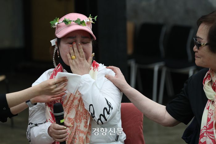 5·18 민주화운동 당시 계엄군 등에 의해 성폭력 피해를 입은 피해자 이연순씨가 지난달 28일 광주광역시 전남대학교 김남주홀에서 ‘5·18 민주화운동진상규명조사위원회’ 주최로 열린 간담회에서  자신의 경험을 이야기하던 중 눈물을 흘리고 있다. 2024.04.28. 정효진 기자