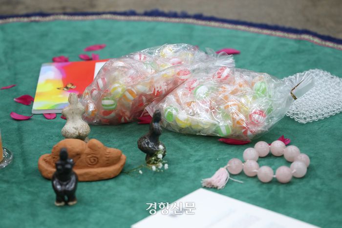 5·18 민주화운동 당시 계엄군 등에 의해 성폭력 피해를 입은 피해자들이 ‘5·18 민주화운동진상규명조사위원회’ 주최로 열린 간담회에 가져온 물품들이 놓여 있다. 이미영씨(가명)가 가져온 ‘눈깔사탕’이 가운데 보인다.  정효진 기자