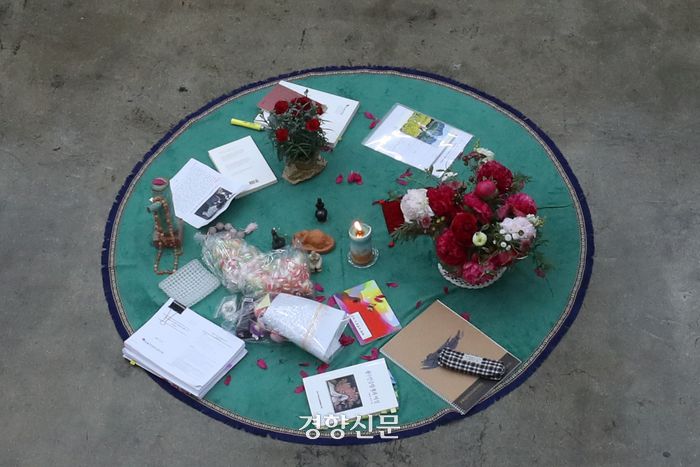 5·18 민주화운동 당시 계엄군 등에 의해 성폭력 피해를 입은 피해자들이 지난달 28일 광주광역시 전남대학교 김남주홀에서 ‘5·18 민주화운동진상규명조사위원회’ 주최로 열린 간담회에  ‘5·18과 오늘의 나’를 상징하는 물건을 가져와 내놓았다. 정효진 기자