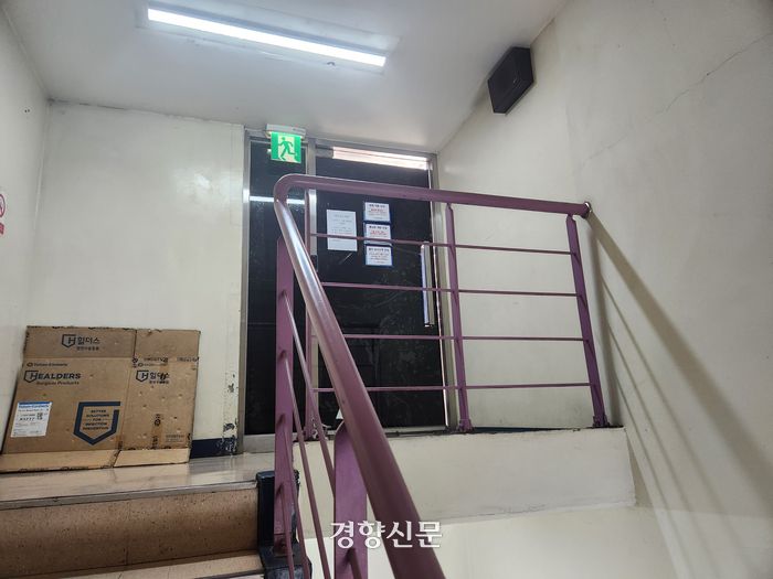 A씨가 여자친구를 살해한 서울 강남역 인근의 한 빌딩의 옥상으로 향하는 길. 옥상문은 굳게 닫혀있었다. 오동욱 기자